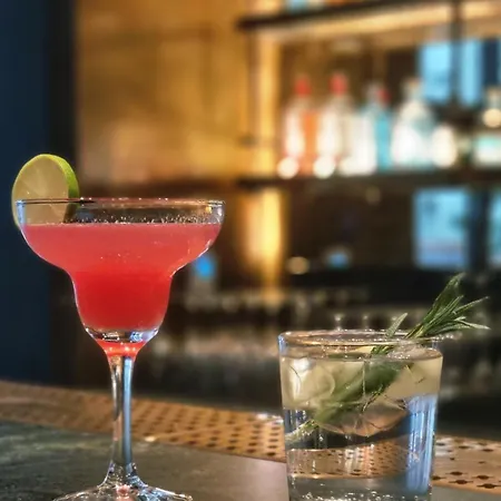 The Cyrus Готель