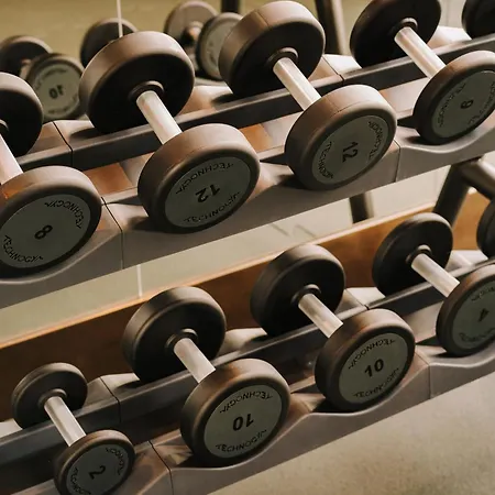 Готель The Cyrus